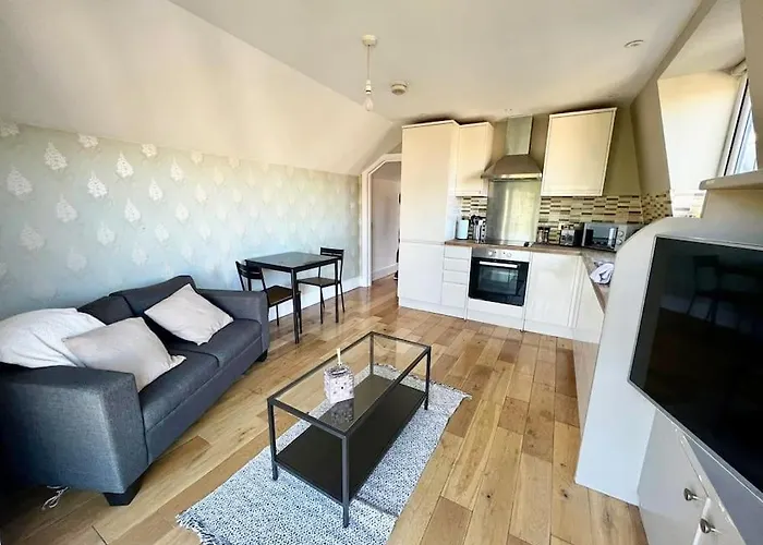 Lovely Two Bed Flat