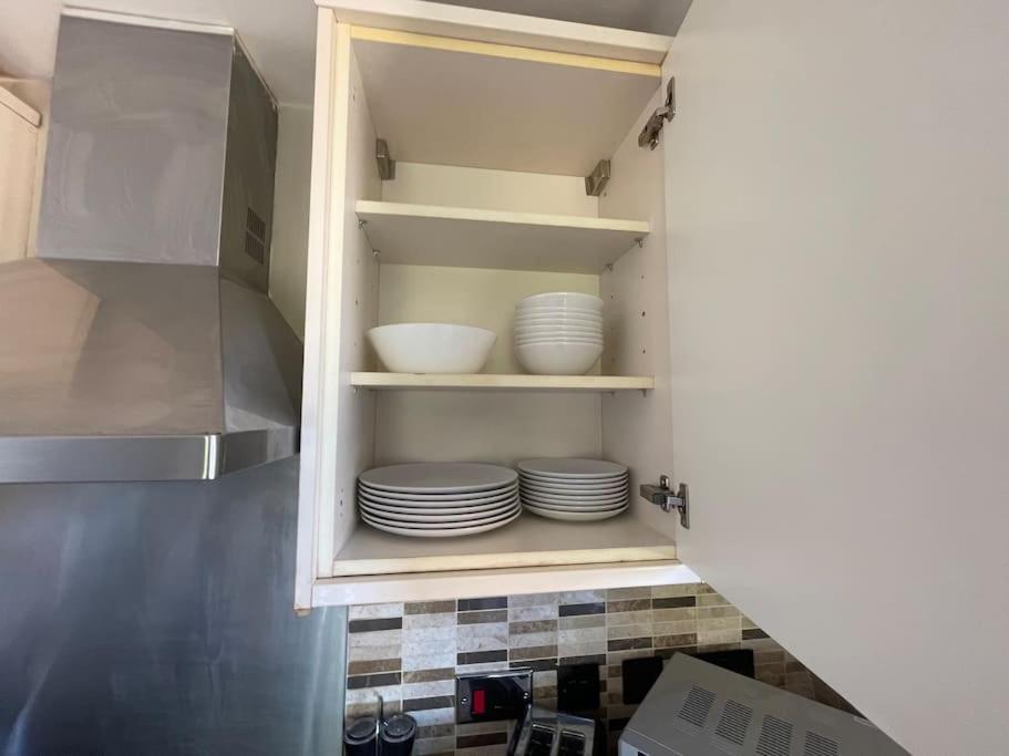 Lovely Two Bed Flat Apartment *