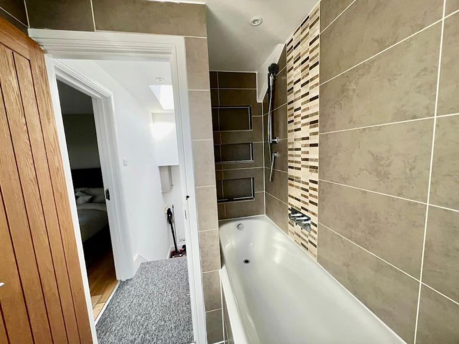 Lovely Two Bed Flat *