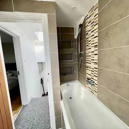 Lovely Two Bed Flat London Exterior photo
